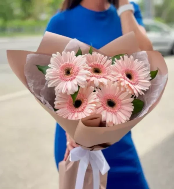 Букет из 5 гербер и рускуса